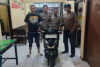 Petugas Unit Reskrik Polsek Lenteng menunjukkan barang bukti motor curian. (Diluartv Photo)