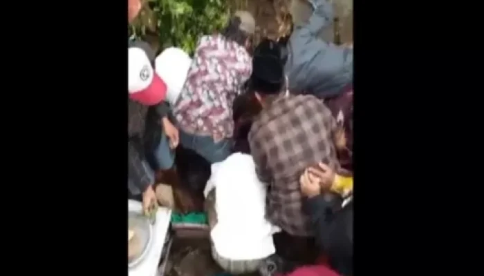 Tebing Longsor Saat Hajatan, 4 Warga Bangkalan Tertimbun