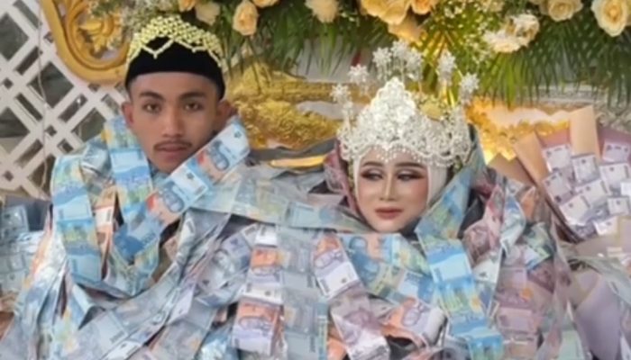Viral Gaun Pengantin Dikalungi Uang Ratusan Juta di Bangkalan