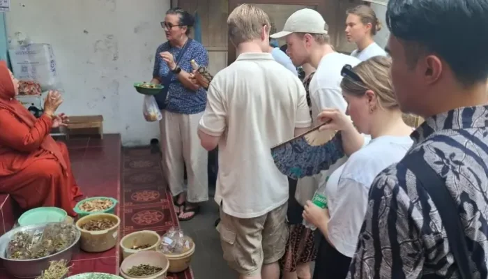 Rombongan Turis Norwegia Kunjungi Sampang