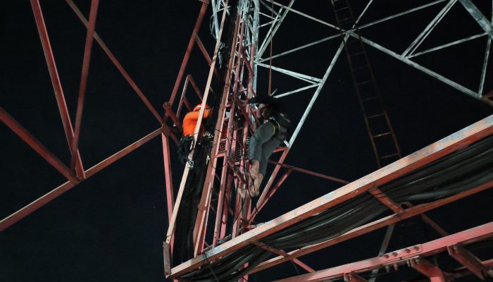 Tim SAR Gabungan Evakuasi Pemuda Naik Ke Menara BTS di Sidoarjo