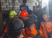Tim SAR Evakuasi Warga Jatuh Ke Dalam Sumur Di Gresik