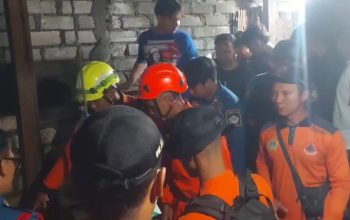 Tim SAR Evakuasi Warga Jatuh Ke Dalam Sumur Di Gresik