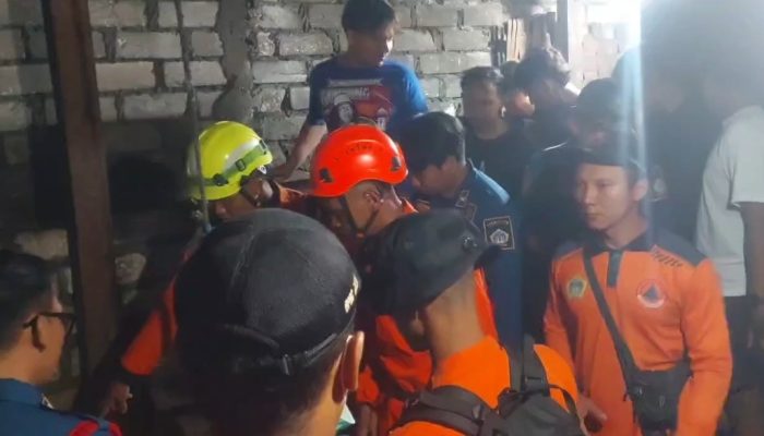 Tim SAR Evakuasi Warga Jatuh Ke Dalam Sumur Di Gresik