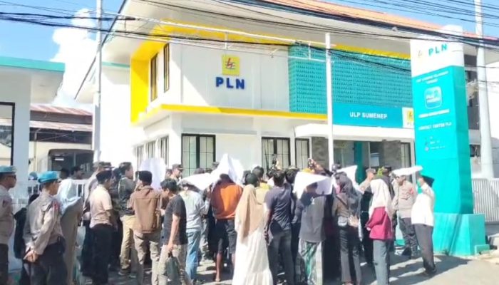 Potong Pohon Sembarangan, PLN Sumenep Didemo Warga