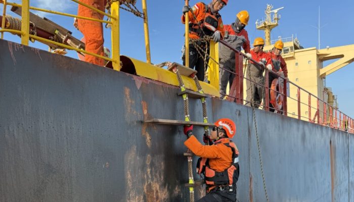 Tim SAR Evakuasi ABK Asal Myanmar yang Sakit di Perairan Karang Jamuang