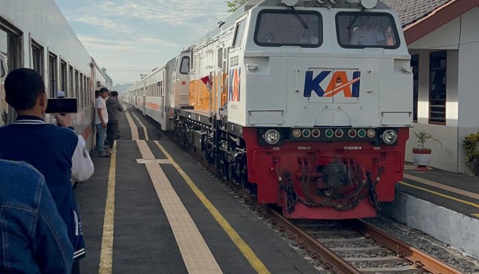 KAI Tambah Kapasitas Angkut Commuter Line di Surabaya