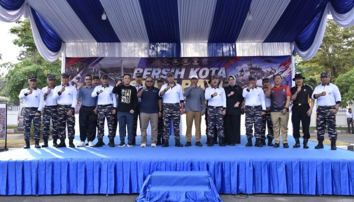 Semarak Hardikal ke-80, TNI AL dan Warga Surabaya Bersihkan Kota