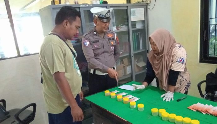 Satlantas Polres Sampang Gelar Ramp Check dan Tes Urine Awak Bus Calon Jamaah Haji