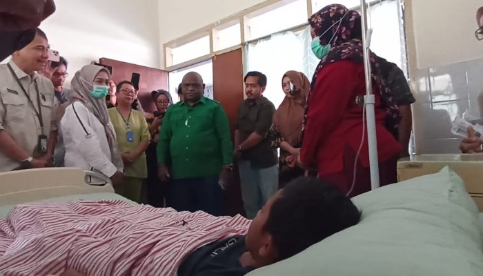 Pastikan Penanganan Korban Berjalan Baik, Menteri HAM Kunjungi Pasien Keracunan MBG di Surabaya