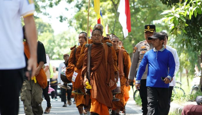 Semangat Persaudaraan, Kemenag Jatim Sambut 57 Bhikkhu dalam Rangkaian Indonesia Walk for Peace 2026
