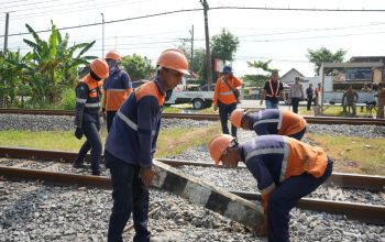 KAI Daop 8 Surabaya Kembali Tutup 4 Perlintasan Liar, Wujud Nyata Komitmen Keselamatan Perjalanan Kereta Api
