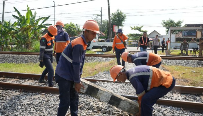 KAI Daop 8 Surabaya Kembali Tutup 4 Perlintasan Liar, Wujud Nyata Komitmen Keselamatan Perjalanan Kereta Api