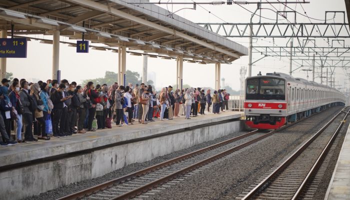 Demi Keselamatan, Ini Aturan Penting Pengguna Saat Naik dan Turun Commuter Line Di Area Peron