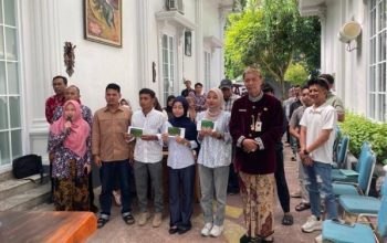 Bagikan Beasiswa, Nia Kurnia Semangati Mahasiswa Semangat Kuliah
