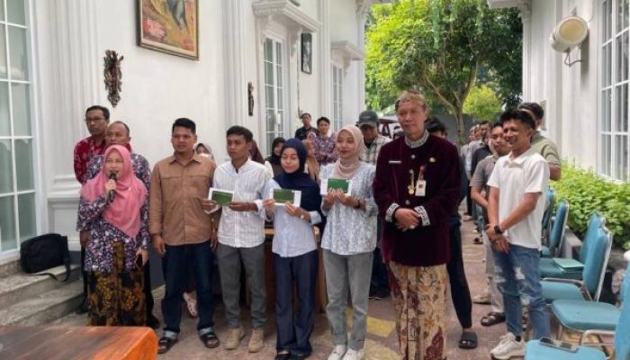 Bagikan Beasiswa, Nia Kurnia Semangati Mahasiswa Semangat Kuliah