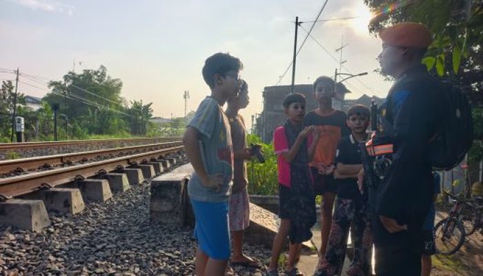 Libur Sekolah, KAI Surabaya Imbau Anak-Anak Tidak Bermain di Jalur Kereta Api