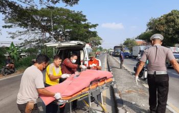Hendak Menyalip, Pengendara Motor Asal Bojonegoro Tewas Tertabrak Truk di Lamongan