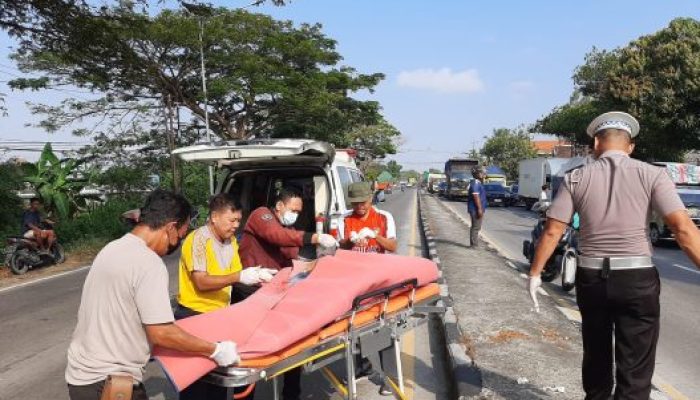 Hendak Menyalip, Pengendara Motor Asal Bojonegoro Tewas Tertabrak Truk di Lamongan