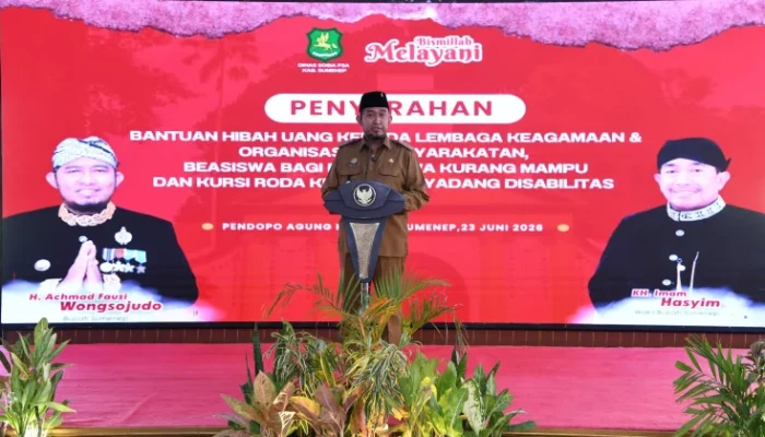 Pemkab Sumenep Salurkan Beasiswa dan Bantuan Kursi Roda