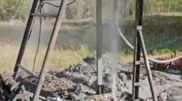 Pengeboran sumur milik warga di Bangkalan, Jawa Timur, dihentikan karena mendadak mengeluarkan api, Selasa, 21 Juli 2026. (Foto Istimewa)