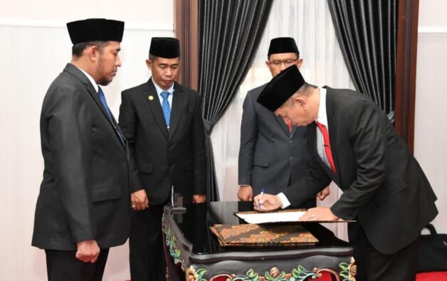 Raden Achmad Sahwan Efendi dilantik Bupati Fauzi menjadi Inspektur Daerah, Senin, 20 Juli 2026. (Foto Istimewa)