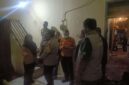 Suasana evakuasi pria meninggal di sebuah rumah di Sawahan, Surabaya, Selasa, 21 Juli 2026 malam. (Foto Istimewa)