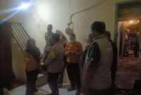 Suasana evakuasi pria meninggal di sebuah rumah di Sawahan, Surabaya, Selasa, 21 Juli 2026 malam. (Foto Istimewa)