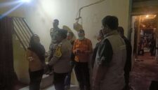 Suasana evakuasi pria meninggal di sebuah rumah di Sawahan, Surabaya, Selasa, 21 Juli 2026 malam. (Foto Istimewa)