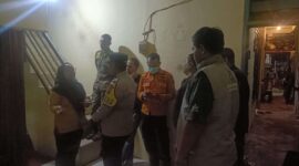 Suasana evakuasi pria meninggal di sebuah rumah di Sawahan, Surabaya, Selasa, 21 Juli 2026 malam. (Foto Istimewa)