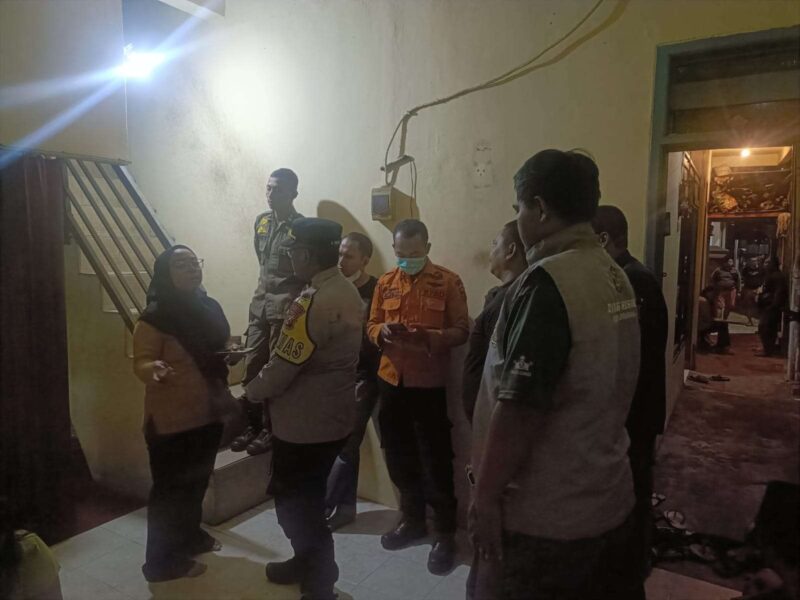 Suasana evakuasi pria meninggal di sebuah rumah di Sawahan, Surabaya, Selasa, 21 Juli 2026 malam. (Foto Istimewa)