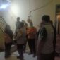 Suasana evakuasi pria meninggal di sebuah rumah di Sawahan, Surabaya, Selasa, 21 Juli 2026 malam. (Foto Istimewa)