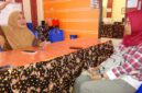 Farin (kanan) Jurnalis Wanita Sumenep yang disebut Mazdon dalam tulisannya. (Diluartv Photo)