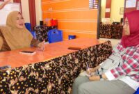 Farin (kanan) Jurnalis Wanita Sumenep yang disebut Mazdon dalam tulisannya. (Diluartv Photo)