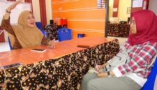 Farin (kanan) Jurnalis Wanita Sumenep yang disebut Mazdon dalam tulisannya. (Diluartv Photo)