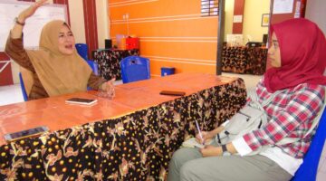Farin (kanan) Jurnalis Wanita Sumenep yang disebut Mazdon dalam tulisannya. (Diluartv Photo)
