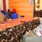 Farin (kanan) Jurnalis Wanita Sumenep yang disebut Mazdon dalam tulisannya. (Diluartv Photo)