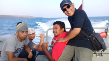 Wartawan Sumenep saat meliput gempa bumi di Pulau Sapudi 2019 silam. (diluartv photo)