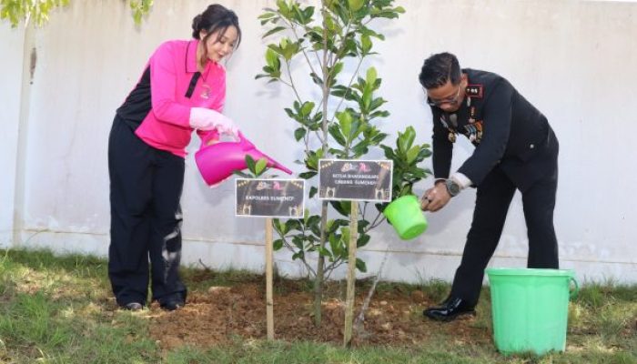 Polres Sumenep Warnai Peringatan Hari Bhayangkara Dengan Menanam Pohon