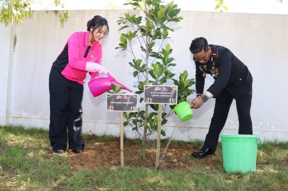 Kapolres Sumenep AKBP Anang Hardiyanto dan istri memimpin acara tanam pohon peringati Hari Bhayangkara ke-80, Rabu, 1 Juli 2026. (Diluartv Photo)