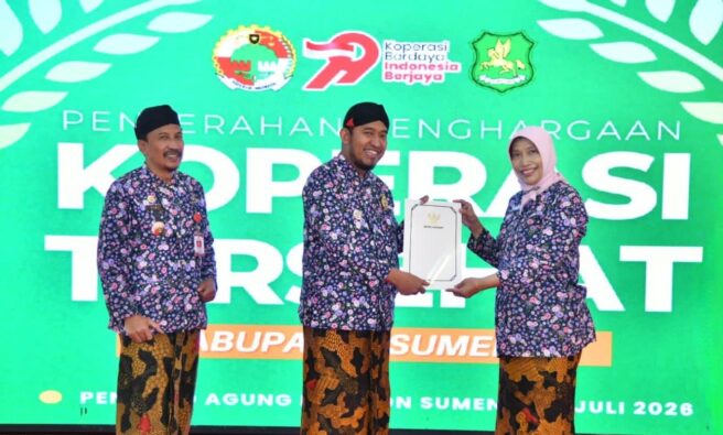 Bupati Sumenep Achmad Fauzi Wongsojudo (tengah) memberikan penghargaan kepada Direktur RSUD dr. H. Mohammad Anwar Sumenep, dr. Erliyati, M. Kes. (Foto Istimewa)