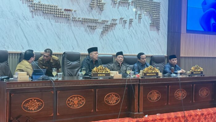 Suasana rapat di DPRD Sumenep, Senin, 20 Juli 2026. (Diluartv Photo)
