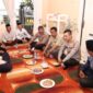 Kapolresta Sumenep Kombes Pol Ariek Indra Sentanu jalin silaturahmi dengan tokoh agama, Selasa, 21 Juli 2026. (Foto Istimewa)
