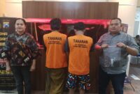 Dua pengedar sabu-sabu dibekuk petugas Satresnarkoba Polrestabes Surabaya. (Foto Istimewa)