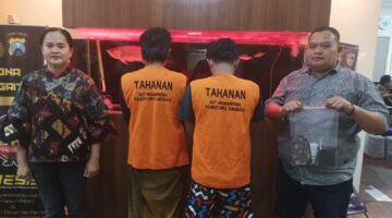 Dua pengedar sabu-sabu dibekuk petugas Satresnarkoba Polrestabes Surabaya. (Foto Istimewa)