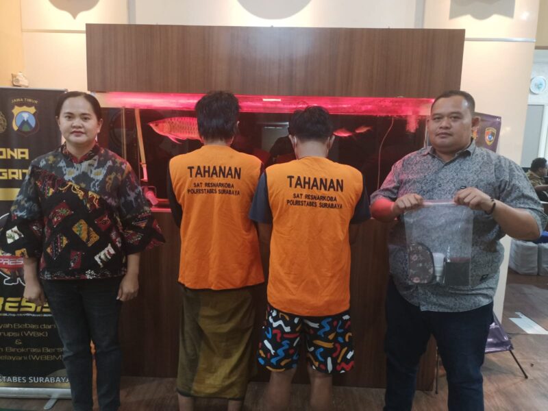 Dua pengedar sabu-sabu dibekuk petugas Satresnarkoba Polrestabes Surabaya. (Foto Istimewa)