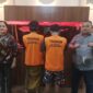 Dua pengedar sabu-sabu dibekuk petugas Satresnarkoba Polrestabes Surabaya. (Foto Istimewa)