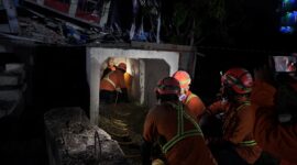 Tingkatkan Kemampuan Dalam Operasi Urban SAR, Kantor SAR Surabaya Gelar Simulasi Pencarian di Bangunan Runtuh. (Foto Istimewa)