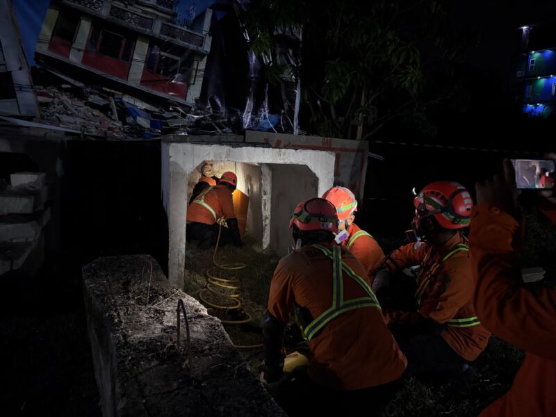 Tingkatkan Kemampuan Dalam Operasi Urban SAR, Kantor SAR Surabaya Gelar Simulasi Pencarian di Bangunan Runtuh. (Foto Istimewa)