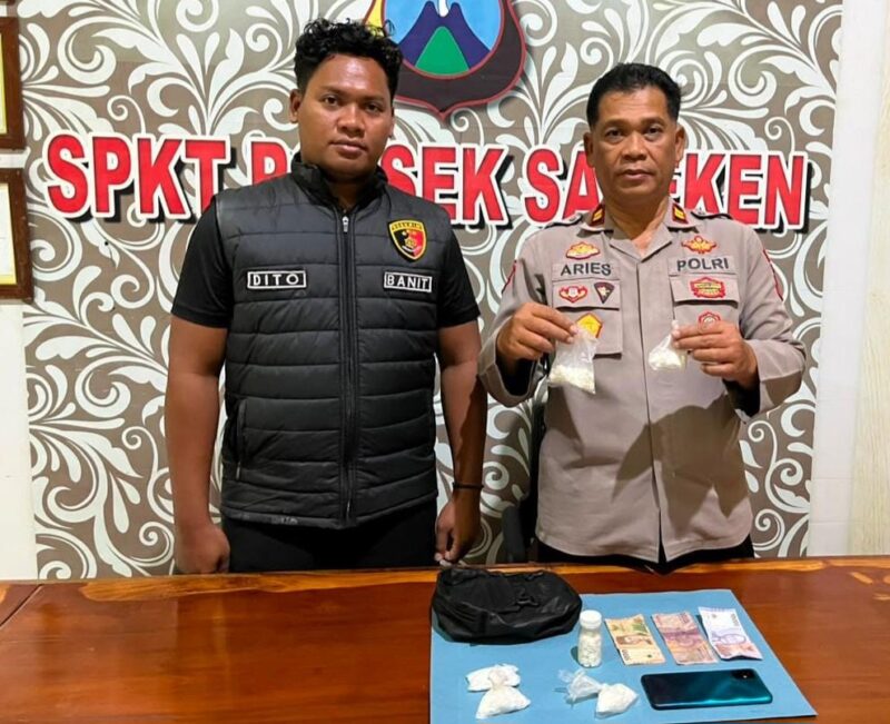 Polisi tunjukkan barang bukti ratusan Pil Y yang disita dari pria berinisial I, warga Pulau Pagerungan Kecil, Kecamatan Sapeken. (Foto Istimewa)